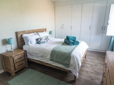 Almost Perfect 4-bedroom house in Jbay. Stunning view & 500m walk to the beach!
