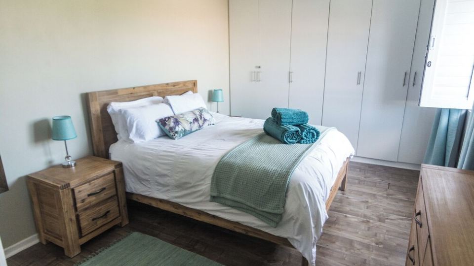 Almost Perfect 4-bedroom house in Jbay. Stunning view & 500m walk to the beach!
