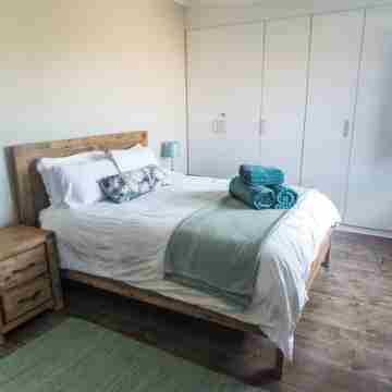 Almost Perfect 4-bedroom house in Jbay. Stunning view & 500m walk to the beach! Rooms