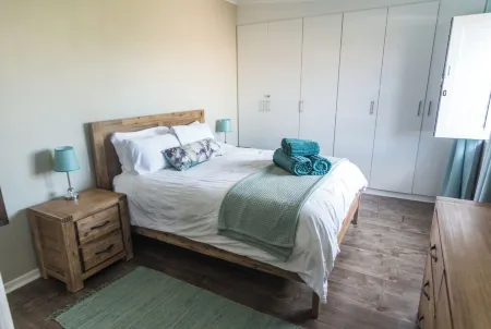 Almost Perfect 4-bedroom house in Jbay. Stunning view & 500m walk to the beach!