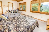 Cozy 3 level cabin in charming Banner Elk. Stunning views and central location.