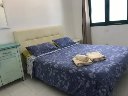 Cozy beachfront apartment with wonderful sunsets Отели рядом с достопримечательностью «Playa Los Lagos»