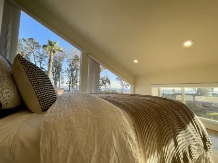 AMAZING Ocean views Отели рядом с достопримечательностью «Pillar Point Harbor»