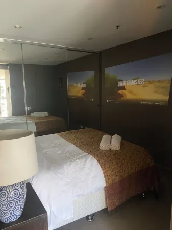 Luxury Accommodation with roof top pool. Отели рядом с достопримечательностью «Беррарунг Марр»