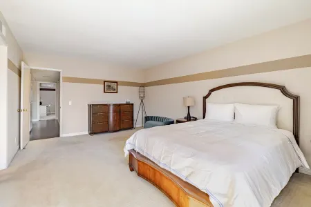 Spacious 4-bedroom house in tranquil Rowland Heights with WiFi, AC Отели рядом с достопримечательностью «Библиотека Роленд Хай Скул»