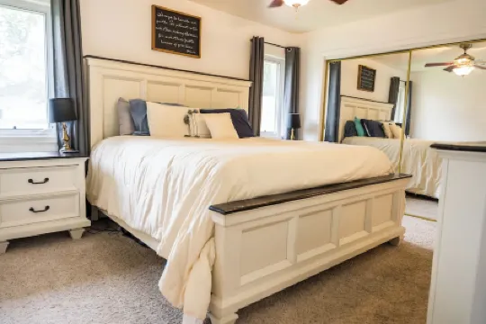 Bright Spacious 5-bedroom house in wonderful Cody with AC & WiFi