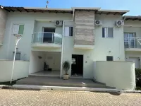 Casa Condomínio Tranquilo e Familiar, com Piscina, Churrasqueira e Área de Jogos Hotels in Pereque-Mirim