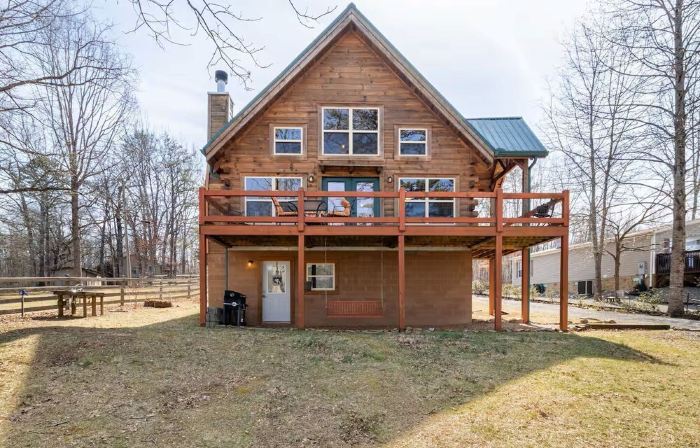 Charming 2-bedroom cabin with AC, WiFi on private lake in Dunlap, Tennessee