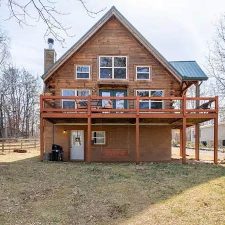 Charming 2-bedroom cabin with AC, WiFi on private lake in Dunlap, Tennessee