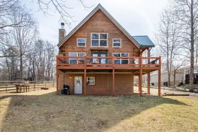 Charming 2-bedroom cabin with AC, WiFi on private lake in Dunlap, Tennessee Hotels in der Nähe von Wheeler's Orchard