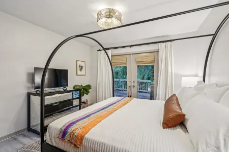 Quietly Elevated Gainesville Guest Suite - The Perch at Misty Hollow