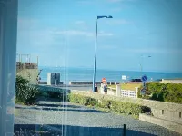 Sea view villa, sleeps 4. Hotele w: Asnelles