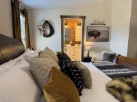 Rangeline Retreat w/Views of valley, private setting for stay or events.