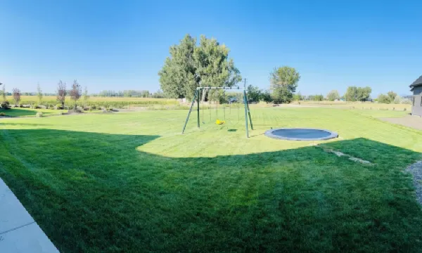 New Luxury Escape, Mountain Views, Pool & River Access!