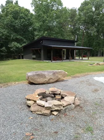 Cozy cabin in tranquil Dunlap with WiFi. Close to Fall Creek Falls state park.