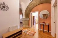 Luxury 2 Bedroom Self Catering Apartment in Historic Abbey On Loch Ness AC25