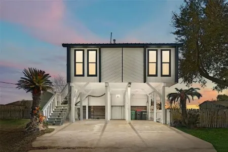 Waterfront Retreat w/ Pool: Family & Fishing Escape in Baytown, Near Houston Отели рядом с достопримечательностью «Baytown Wetlands Center»