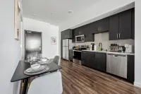 Luxury 1BR with pool, jacuzzi, free parking