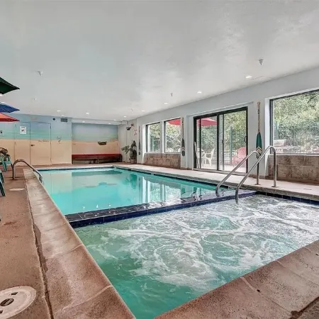 Freshly Remodeled Keystone Studio, Heated Pool, Hot tub, Walk to Gondola!