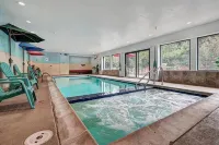 Freshly Remodeled Keystone Studio, Heated Pool, Hot tub, Walk to Gondola!