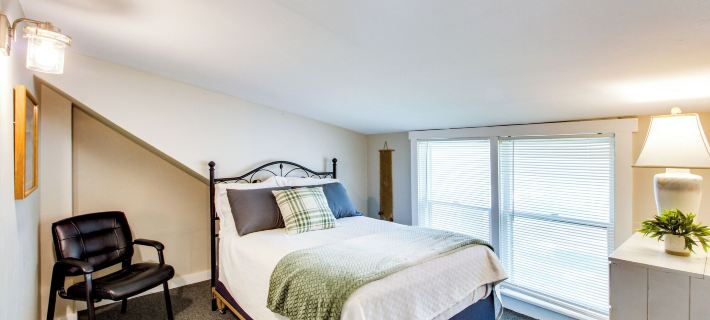 1 Mi to K-state Campus: Central Manhattan Home Hotels in Manhattan