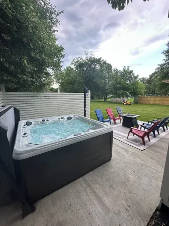 Hot tubo, 3bedroom house in delightful West Des Moines withWiFi, AC,fitness room Отели в г. Запад Де-Мойн