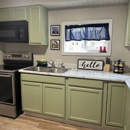 Charming 2-bedroom guest house with WiFi, AC in Franklin