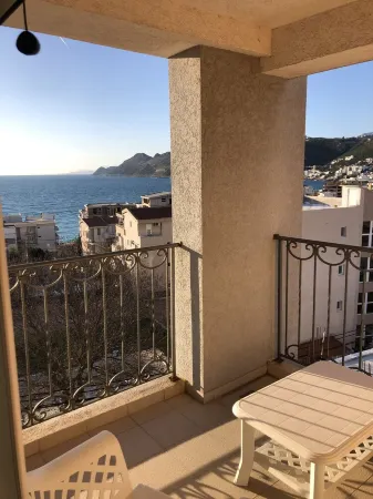 Apartment with sea view and 3-minute walk to the beach Отели в г. Добра-Вода