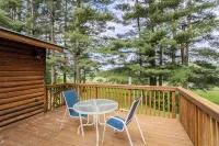 Cozy 3-bedroom cabin with WiFi and AC in tranquil Greenwood