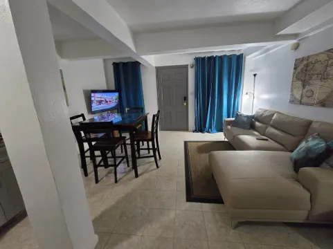 Charming 2- Bedroom Apartment with AC, WiFi in St Thomas' East End