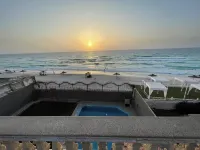 The red villa is the first north coast road, 15 minutes from the airport. فنادق في أول العامرية