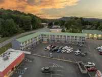 SureStay Hotel by Best Western Summersville - parking