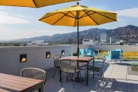 Lux 2BD/2BTH apartment in Glendale with WiFi, fitness room, pool