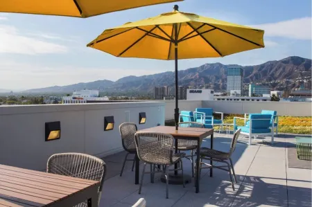 Lux 2BD/2BTH apartment in Glendale with WiFi, fitness room, pool