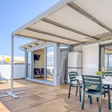 Apartment in Roses with Beachfront Access