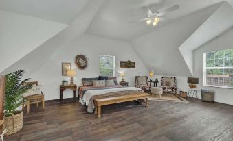 Cactus Flower Treehouse-Pet Friendly-Hill Country Views!