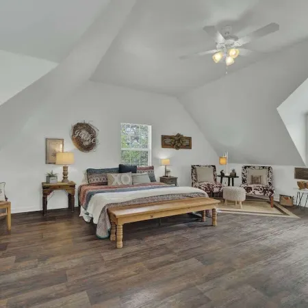 Cactus Flower Treehouse-Pet Friendly-Hill Country Views!