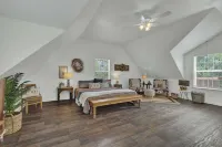 Cactus Flower Treehouse-Pet Friendly-Hill Country Views! Hotels near Hill Country Miniatures Museum