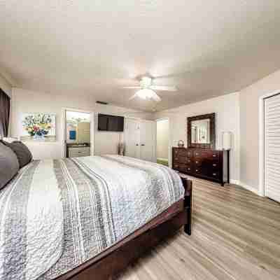 Relax in Style: 2/2 Condo with Sparkling Waterview and Easy Beach Access Rooms