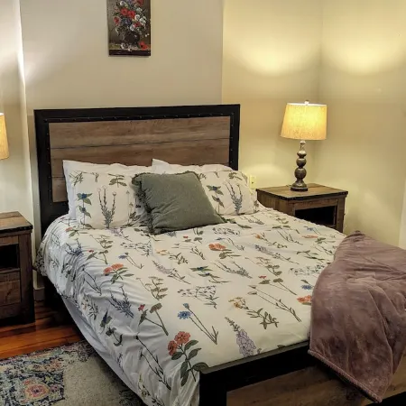 Relaxing Rustic Oasis - 6 Min Walk to Downtown! Cyclist Welcomed & Pet Friendly!