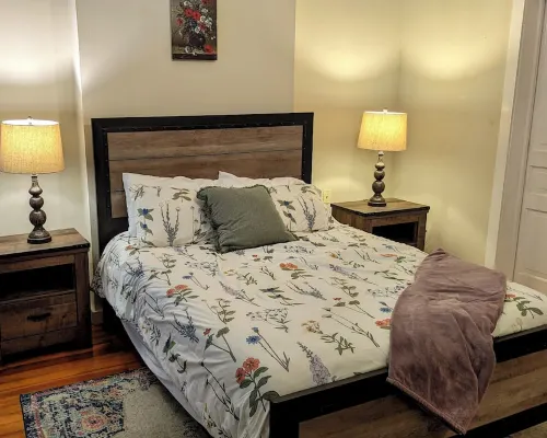 Relaxing Rustic Oasis - 6 Min Walk to Downtown! Cyclist Welcomed & Pet Friendly! Hotels in Cumberland