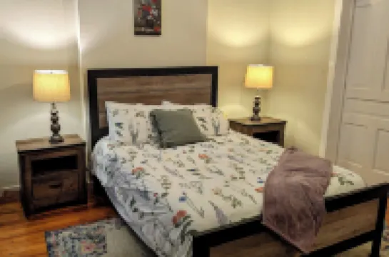 Relaxing Rustic Oasis - 6 Min Walk to Downtown! Cyclist Welcomed & Pet Friendly!