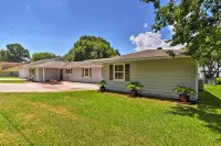 Lakefront Livingston Home w/ Dock, 1 Mi to Launch! - Parkering