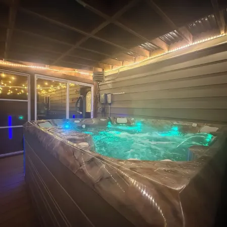 Rustic Luxury with Hot Tub and Spa Room! Large 4 Bedroom 2 Bath, Sleeps 12!