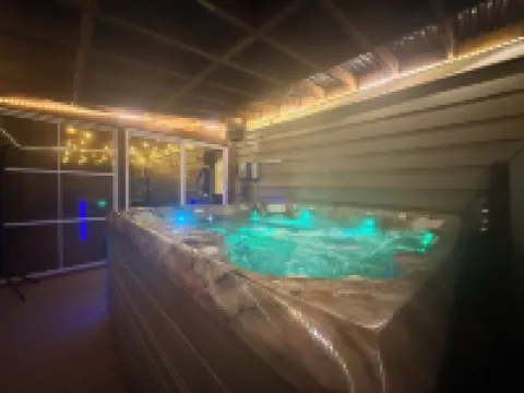 Rustic Luxury with Hot Tub and Spa Room! Large 4 Bedroom 2 Bath, Sleeps 12!