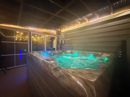 Rustic Luxury with Hot Tub and Spa Room! Large 4 Bedroom 2 Bath, Sleeps 12! Отели рядом с достопримечательностью «Зоопарк Аляска»