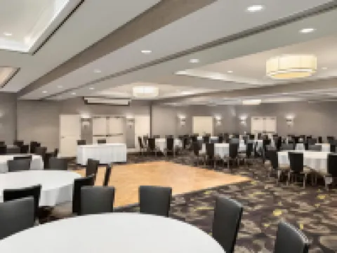 La Quinta Inn & Suites by Wyndham Arlington North 6 Flags Dr Hotels in Arlington