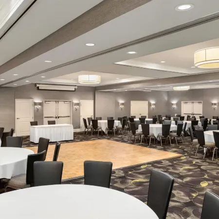 La Quinta Inn & Suites by Wyndham Arlington North 6 Flags Dr