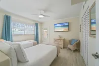 BEST LOCATION! NORTH END OF ANNA MARIA, FL , STEPS TO BEACH & DINING - UNIT A