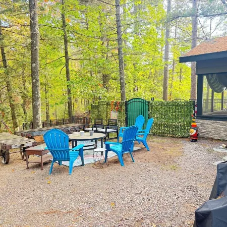 Cabin on lake . Pet friendly
